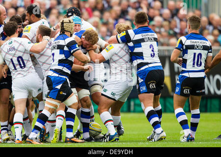 BATH, UK - Samstag, 14. September 2013. Leicester und Bad Spieler haben eine Meinungsverschiedenheit nach ein Gedränge. Aktion von der Aviva Premiership-match zwischen Bath Rugby und Leicester Tigers. Bildnachweis: Graham Wilson/Alamy Live-Nachrichten Stockfoto