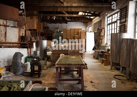 Olivenseife am Patounis Seifenfabrik in Korfu zu machen. Das familiengeführte Unternehmen seit 1850 in Betrieb ist. Stockfoto