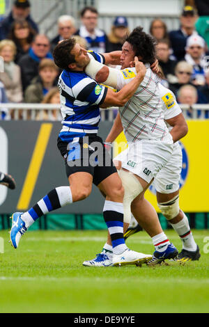 BATH, UK - Samstag, 14. September 2013. Gavin Henson des Bades versucht, Logovi'i Mulipola zu bewältigen. Aktion von der Aviva Premiership-match zwischen Bath Rugby und Leicester Tigers. Bildnachweis: Graham Wilson/Alamy Live-Nachrichten Stockfoto