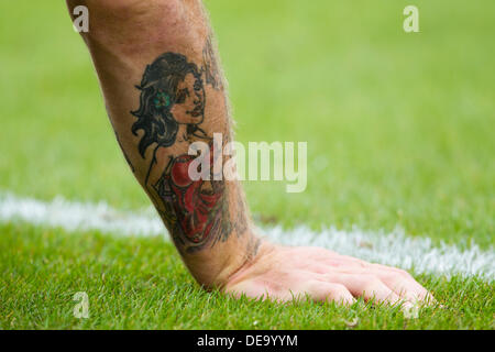 BATH, UK - Samstag, 14. September 2013. Detail von einem Tattoo auf dem Arm des Matt Banahan (Bad). Aktion von der Aviva Premiership-match zwischen Bath Rugby und Leicester Tigers. Bildnachweis: Graham Wilson/Alamy Live-Nachrichten Stockfoto