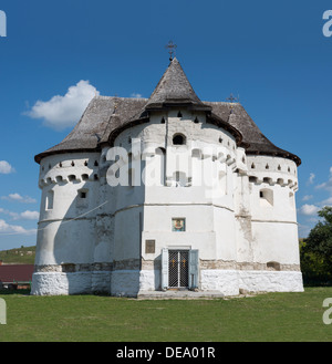 Kirche in Sutkivtsi (Yarmolyntsi Bezirk, Khmelnytsky Region, Ukraine). 1467 erbaut. Kirche der Verteidigung Typ Stockfoto