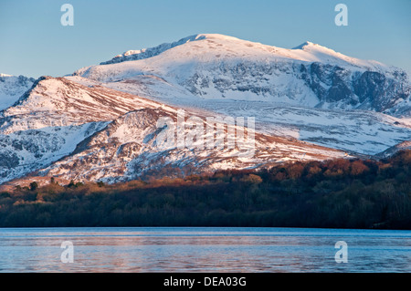 Mount Snowdon im Winter gesehen über Llyn Padarn, Snowdonia National Park, North Wales, UK Stockfoto
