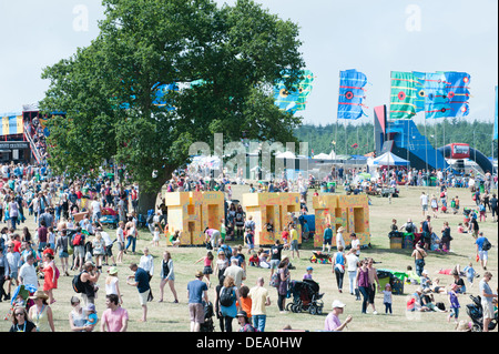 Ho-Di-Ho Buchstaben am Camp Bestival durch eine Eiche mit Massen von glücklich Festivalbesucher zu Fuß über die Website in der Sonne Stockfoto