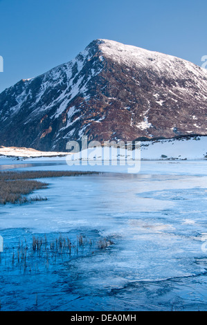 Llyn Idwal im Winter unterstützt durch Pen yr Ole Wen, Cwm Idwal, Snowdonia National Park, North Wales, UK Stockfoto