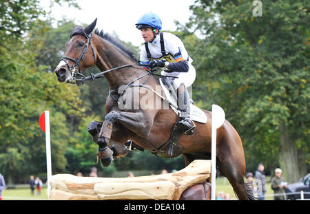 Woodstock-Oxford, England, Vereinigtes Königreich. Samstag, 14. September 2013. 2013 Treue Blenheim Palace Horse Trials.  Francis Whittington (GBR) mit hastigen Imp in der Cross Country-Phase der dreitägigen Veranstaltung CCI *** Credit: Julie Badrick/Alamy Live News Stockfoto