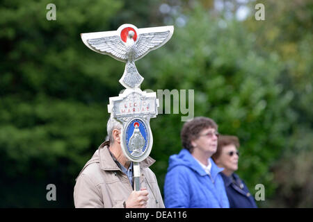 Manchester, UK. 14. September 2013. Mitglied der Legion Mariens hat seinen Standard. Der Manchester-Zweig der Legion Mariens, hält seinen 40. fast der Rosenkranz-Rallye in Fallowfield, Platt Fields Park, Manchester. Der Legion Mariens ist eine weltweit römisch-katholische Organisation von Männern und Frauen, die die Praxis des Glaubens in Union mit Maria, der Muttergottes ermutigt.  Bildnachweis: John Fryer/Alamy Live-Nachrichten Stockfoto