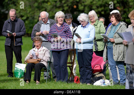 Manchester, UK. 14. September 2013. Der Manchester-Zweig der Legion Mariens, hält seinen 40. fast der Rosenkranz-Rallye in Fallowfield, Platt Fields Park, Manchester. Der Legion Mariens ist eine weltweit römisch-katholische Organisation von Männern und Frauen, die die Praxis des Glaubens in Union mit Maria, der Muttergottes ermutigt.  Bildnachweis: John Fryer/Alamy Live-Nachrichten Stockfoto