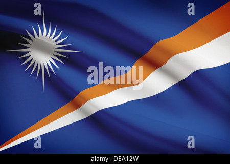 Marshallesisch Flagge im Wind wehen. Teil einer Serie. Stockfoto