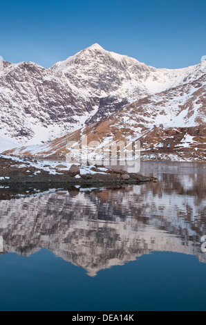 Mount Snowdon spiegelt sich in Llyn Sheetrim im Winter, Snowdonia National Park, North Wales, UK Stockfoto