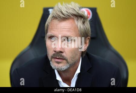 Dortmung, Deutschland. 14. September 2013. Hamburgs Trainer Thorsten Fink in der Tonhöhe in der deutschen Bundesliga sieht match zwischen Borussia Dortmund und dem Hamburger SV in Dortmung, Deutschland, 14. September 2013. Foto: Friso Gentsch (Achtung: aufgrund der Akkreditierungsrichtlinien die DFL nur erlaubt die Veröffentlichung und Nutzung von bis zu 15 Bilder pro Spiel im Internet und in Online-Medien während des Spiels.) / Dpa/Alamy Live News Stockfoto