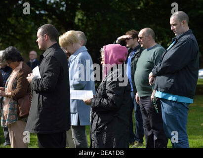 Manchester, UK. 14. September 2013. Der Manchester-Zweig der Legion Mariens, hält seinen 40. fast der Rosenkranz-Rallye in Fallowfield, Platt Fields Park, Manchester. Der Legion Mariens ist eine weltweit römisch-katholische Organisation von Männern und Frauen, die die Praxis des Glaubens in Union mit Maria, der Muttergottes ermutigt.  Bildnachweis: John Fryer/Alamy Live-Nachrichten Stockfoto