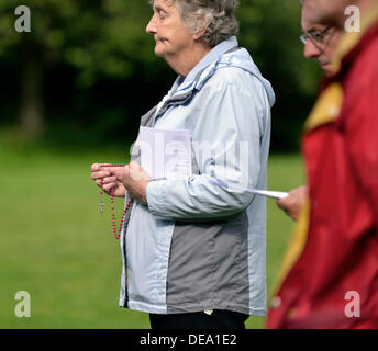 Manchester, UK. 14. September 2013. Eine Frau hält ihren Rosenkranz. Der Manchester-Zweig der Legion Mariens, hält seinen 40. fast der Rosenkranz-Rallye in Fallowfield, Platt Fields Park, Manchester. Der Legion Mariens ist eine weltweit römisch-katholische Organisation von Männern und Frauen, die die Praxis des Glaubens in Union mit Maria, der Muttergottes ermutigt.  Bildnachweis: John Fryer/Alamy Live-Nachrichten Stockfoto