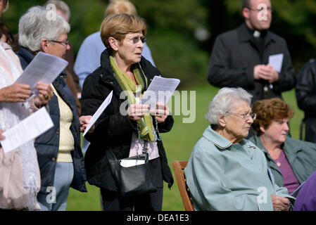 Manchester, UK. 14. September 2013. Der Manchester-Zweig der Legion Mariens, hält seinen 40. fast der Rosenkranz-Rallye in Fallowfield, Platt Fields Park, Manchester. Der Legion Mariens ist eine weltweit römisch-katholische Organisation von Männern und Frauen, die die Praxis des Glaubens in Union mit Maria, der Muttergottes ermutigt.  Bildnachweis: John Fryer/Alamy Live-Nachrichten Stockfoto