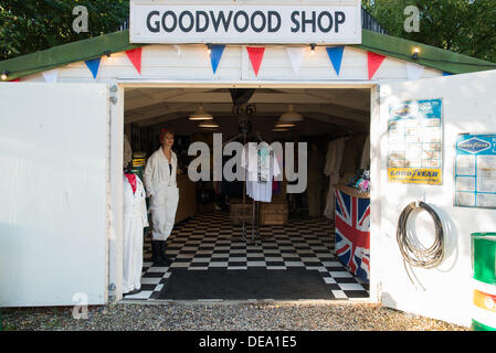 Chichester, West Sussex, UK. 14. September 2013. Beim Goodwood Revival. Goodwood-Rennstrecke, West Sussex - Samstag, den 14. September. Die Goodwood-Shop ein Vintage-Kleidung-Shop komplett mit Verkäuferin. Bildnachweis: MeonStock/Alamy Live-Nachrichten Stockfoto