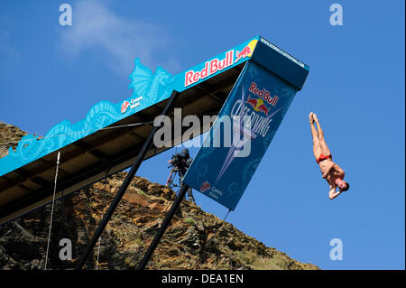 St Davids, Wales. 14. September 2013. Blake Aldridge von Großbritannien (GBR) taucht in den Finals am 2. Tag von der Red Bull Cliff Diving World Series von Blue Lagoon, Pembrokeshire, Wales. Dies ist die sechste Station der World Series 2013 und erst zum zweiten Mal die Veranstaltung hat das Vereinigte Königreich besucht. Die Konkurrenten führen Tauchgänge im Meer von einer speziell konstruierten 27 Meter hohen Plattform, Einstieg ins Wasser bei etwa 85km/h. Credit: Action Plus Sport/Alamy Live News Stockfoto