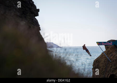 Pembrokeshire, West Wales, UK. 14. September 2013. Taucher antreten in Runde 5 des Red Bull Cliff Diving Wettbewerbs bei Blue Lagoon in Pembrokeshire, West Wales. Bildnachweis: John Wellings/Alamy Live-Nachrichten Stockfoto