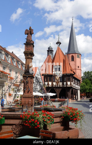 Brunnen mit Erzengel Michael auf dem Marktplatz, Rathaus von 1484 und Stadtkirche in Michelstadt, Wald der Oden, Deutschland Stockfoto