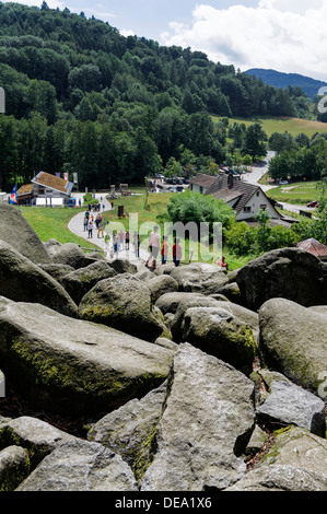 Besucher am Felsenmeer (Meer von Felsen) in der Nähe von Lautertal-Reichenbach im Wald der Oden, Hessen, Deutschland Stockfoto