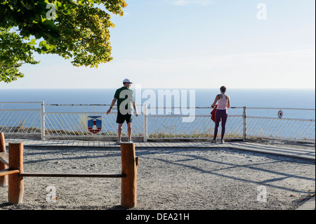 Morgengymnastik am Cliff Königstuhl Chalk Küste im Nationalpark Jasmund, Insel Rügen, Deutschland Stockfoto