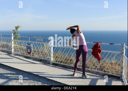 Morgengymnastik am Cliff Königstuhl Chalk Küste im Nationalpark Jasmund, Insel Rügen, Deutschland Stockfoto