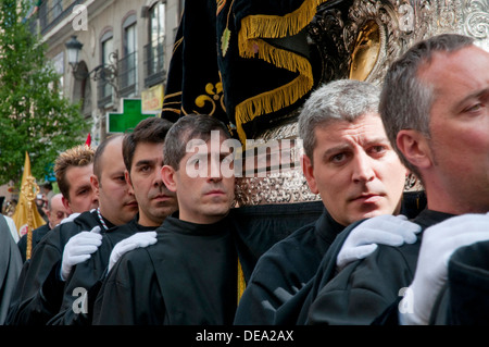 Männer tragen die Jungfrau Maria in einer Prozession der Karwoche. Madrid, Spanien. Stockfoto