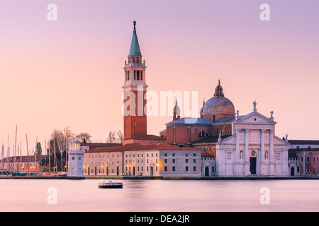 Sonnenaufgang in Venedig mit Blick vom San Marco Platz in Richtung San Giorgio Maggiore Stockfoto