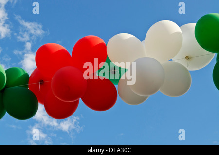 Bunte Haarsträhne rot, weiß und grün Ballons vor blauem Himmel. Stockfoto