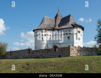 Kirche in Sutkivtsi (Ukraine). 1467 erbaut. Kirche der Verteidigung Typ Stockfoto