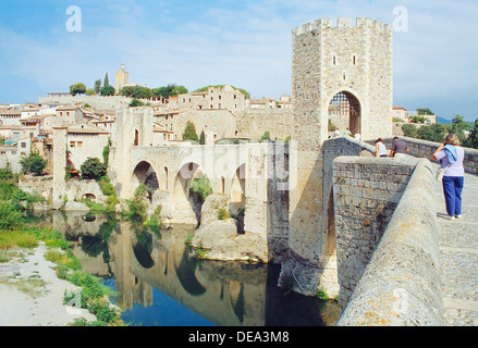 Brücke über den Fluss Fluvia und Überblick über das Dorf. Besalú, Gerona Provinz, Katalonien, Spanien. Stockfoto