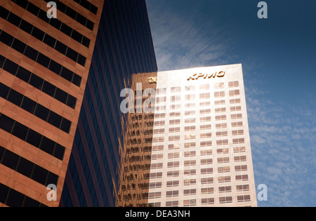 Ein Blick auf die KPMG-Gebäude in der Innenstadt von Los Angeles, Kalifornien Stockfoto