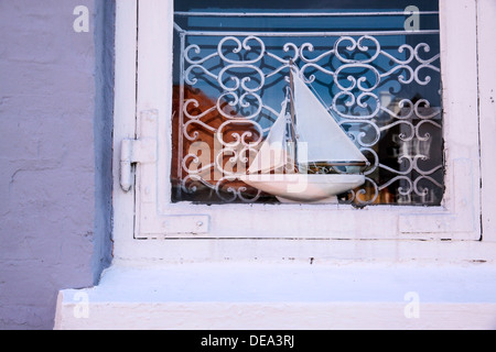 Hölzerne Segelschiff im Fenster eines Hauses in Svaneke auf Bornholm, Dänemark-Fenster Stockfoto