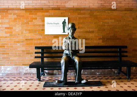 Ein Blick auf die Charlie Chaplin-Statue im Bradbury Building in Downtown Los Angeles, Kalifornien Stockfoto