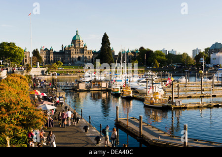 Den inneren Hafen und die Parlamentsgebäude an einem Sommerabend. Victoria, Vancouver Island, British Columbia, Kanada. Stockfoto