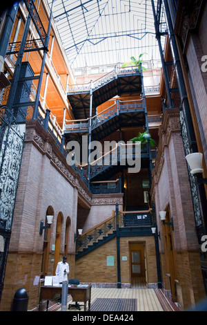 Ein Blick ins Innere des Bradbury Building in Downtown Los Angeles, Kalifornien Stockfoto