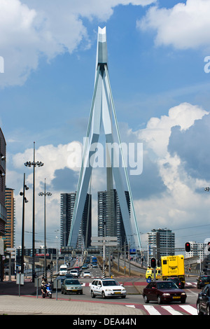 Verkehr auf der Erasmus-Brücke, entworfen von Ben van Berkel. Rotterdam, Niederlande. Stockfoto