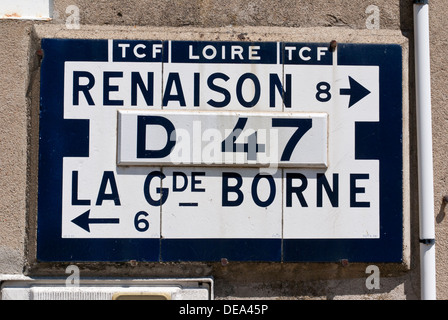 Altfranzösisch 1930 gefliest Straßenschild ("Plaque Murale Michelin"). Les Noës, Loire, Frankreich. Stockfoto