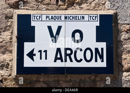 Altfranzösisch 1930 gefliest Straßenschild ("Plaque Murale Michelin"). Les Noës, Loire, Frankreich. Stockfoto