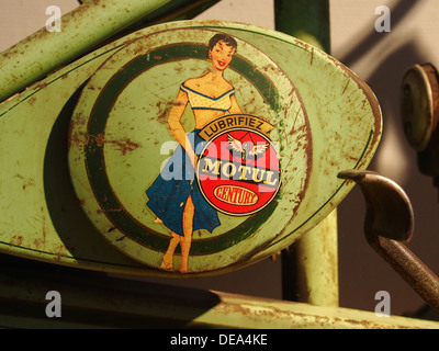 Die Motul Century Lubrifiez-Werbeanzeige, die im Musée de la Moto et du Vélo in Amneville, Frankreich, ausgestellt wird, ist Teil einer Sammlung von Anzeigen für Oldtimer-Motoröl und Erinnerungsstücken zur Geschichte der Motorradkultur. Stockfoto