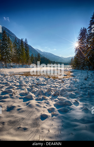 Verschneiten See Hintersee, Berchtesgadener Land, Bayern, Deutschland Stockfoto