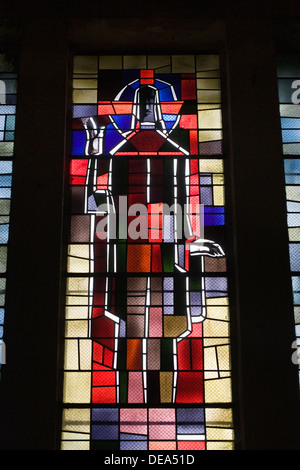 Detail aus einem Fenster in der neuen Kirche in Oradour-Sur-Glane, Frankreich. Stockfoto