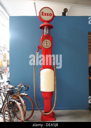 Alte Esso Zapfsäule, Mus e De La Moto et du V lo, Amneville, Frankreich, 001 Stockfoto