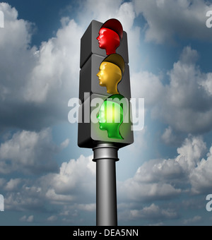 Mitarbeiterführung und menschliche Richtung als Business und Karriere-Konzept als Verkehr Lightswith rot gelb und einem leuchtenden hellgrün gehen Lampe geformt als menschliche Köpfe, wie eine Metapher für die Zeit, die Chance für einen Erfolg Reise nehmen stimmt. Stockfoto
