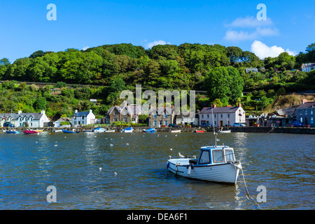Boote im Hafen im Meer Dorf des unteren Fishguard, Pembrokeshire, Wales, UK Stockfoto