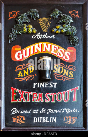 Alten Guinness feinste Extra Stout Werbetafel auf einer Kneipe Wand, Wales, UK Stockfoto