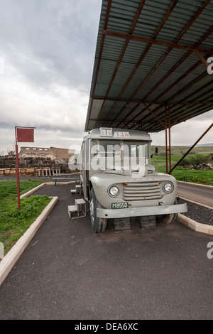 Israel. Ein Alter Bus aus den 1930er Jahren in einem restaurierten Bahnhof am alten Gesher, ein "American World Monuments Fund" ausgewählten Ort. Stockfoto