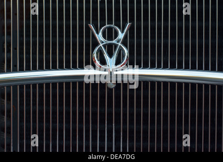 V8-Symbol auf dem Grill ein Hotrod Stockfoto