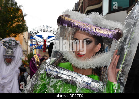 London, UK. 14. September 2013.  Kult Fashion TV abgefangen LFW SS14 weiterhin Carnaby Street. Die Gruppe protestiert gegen die britischen Rat LFW sagen, dass die Fashionweek nur für die Elite ist. © Siehe Li/Alamy Live News Stockfoto