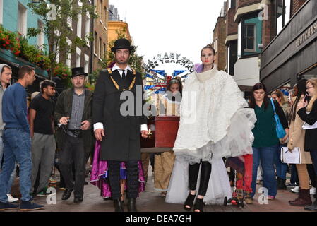 London, UK. 14. September 2013.  Kult Fashion TV abgefangen LFW SS14 weiterhin Carnaby Street. Die Gruppe protestiert gegen die britischen Rat LFW sagen, dass die Fashionweek nur für die Elite ist. © Siehe Li/Alamy Live News Stockfoto