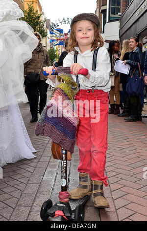 London, UK. 14. September 2013.  Kult Fashion TV abgefangen LFW SS14 weiterhin Carnaby Street. Die Gruppe protestiert gegen die britischen Rat LFW sagen, dass die Fashionweek nur für die Elite ist. © Siehe Li/Alamy Live News Stockfoto