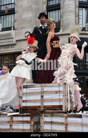 London, UK. 14. September 2013. Kult Fashion TV abgefangen LFW SS14 weiterhin Regent Street. Die Gruppe protestiert gegen die britischen Rat LFW sagen, dass die Fashionweek nur für die Elite ist. © Siehe Li/Alamy Live News Stockfoto